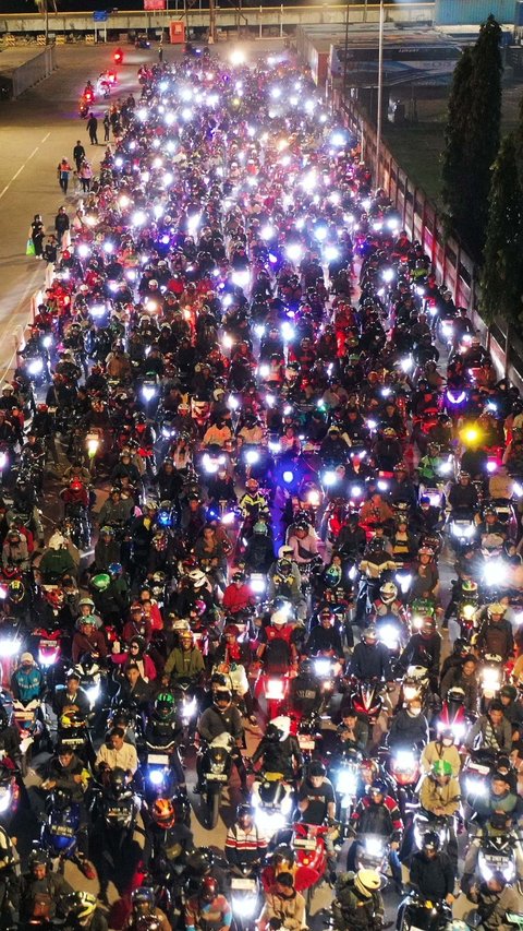 FOTO: Membeludak, Ribuan Pemudik Motor Padati Pelabuhan Ciwandan Banten untuk Menyeberang ke Sumatera