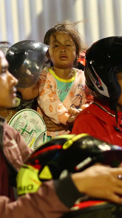 Anak-Anak Pemudik Motor Lelah Antre Berjam-jam