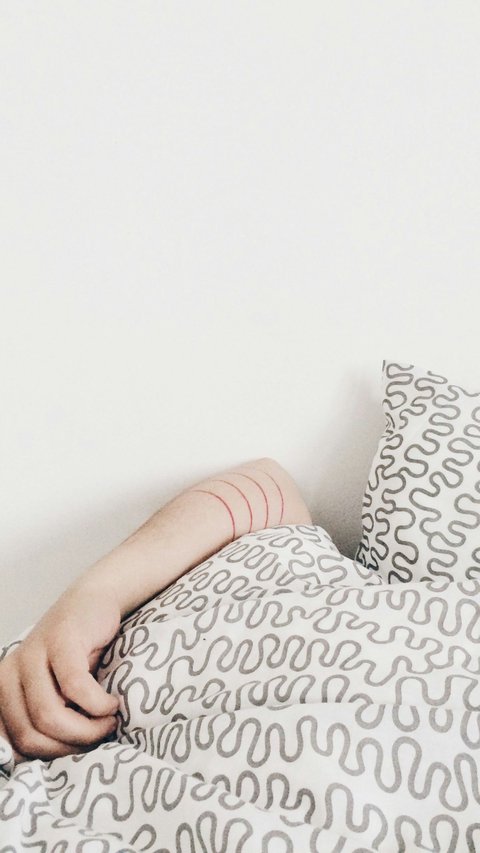Punya Masalah Tidur, Gelisah, dan Stres? Coba Tidur dengan Selimut Tebal