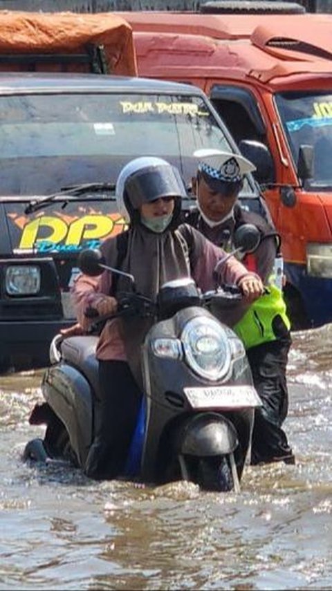 Kemacetan dan Kendaraan Mogok di Jalan Banjir Semarang