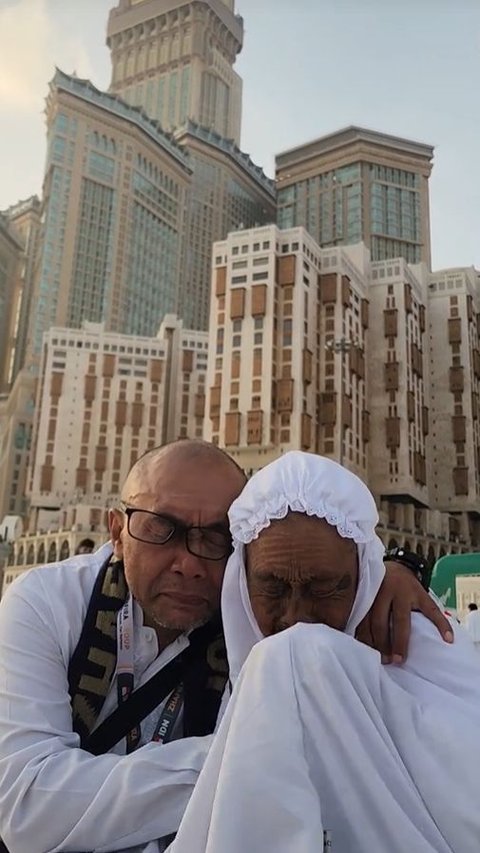 Magelang Entrepreneur Finally Realizes Promise to Invite His Elderly Mother for Umrah, Tearfully Conveys Touching Message: Mbok, We're Already in Mecca...