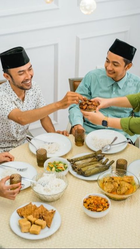 5 Ways to Relieve Bloating After Eating a Lot During Idul Fitri Feast