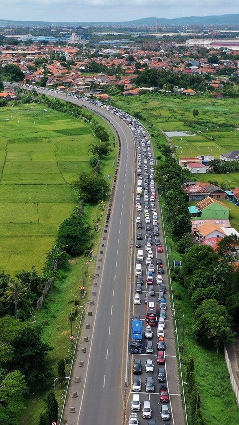 FOTO: Begini Parahnya Macet Menuju Pelabuhan Merak Banten, Kendaraan Pemudik Antre 8 Km di Dalam Tol