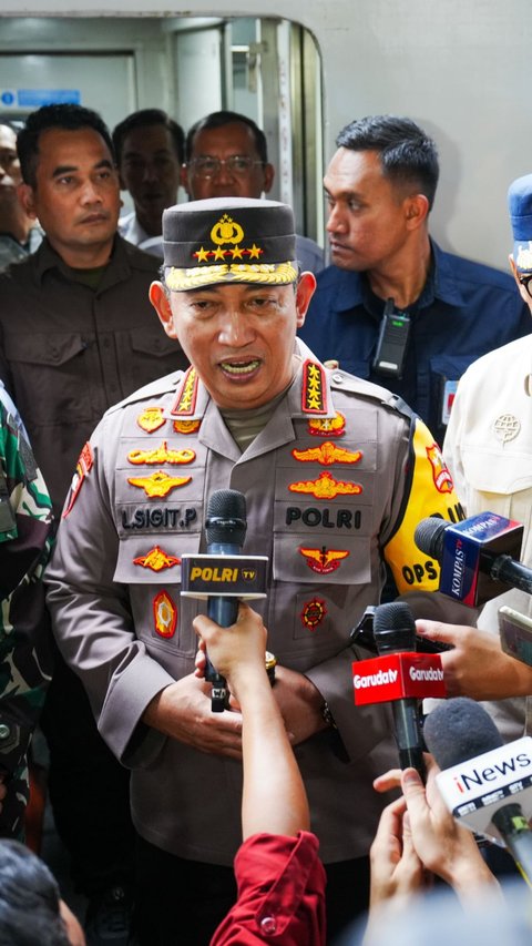 Berbincang dengan Pemudik, Kapolri Jamin Mudik di Stasiun Pasar Senen Aman Tanpa Kejahatan