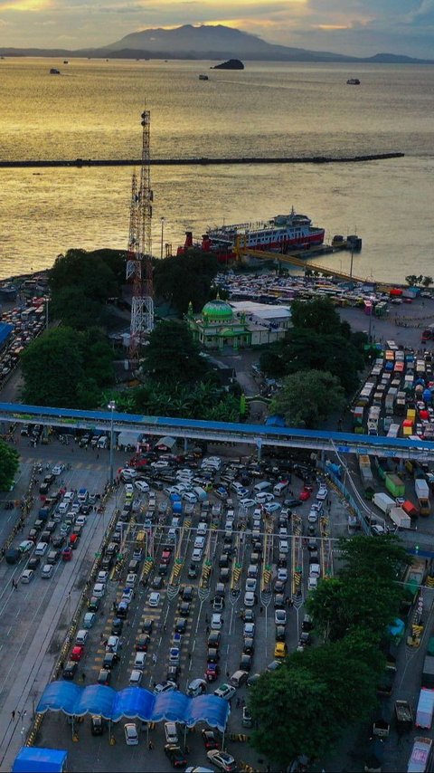 Pemudik Terjebak Kemacetan di Pelabuhan Merak