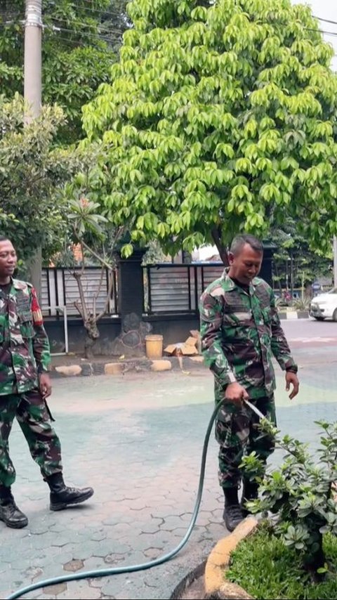 Enjoy di Hari Sabtu, Prajurit TNI Asyik Siram Pohon sambil Dengar Lagu Tempoe Doeloe