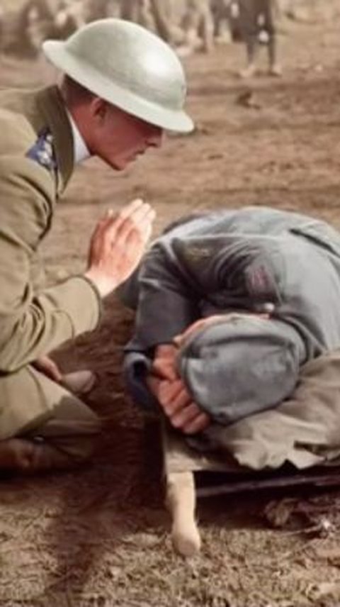 Foto Langka saat Pendeta Inggris Doakan Musuhnya yang Terluka di Peperangan