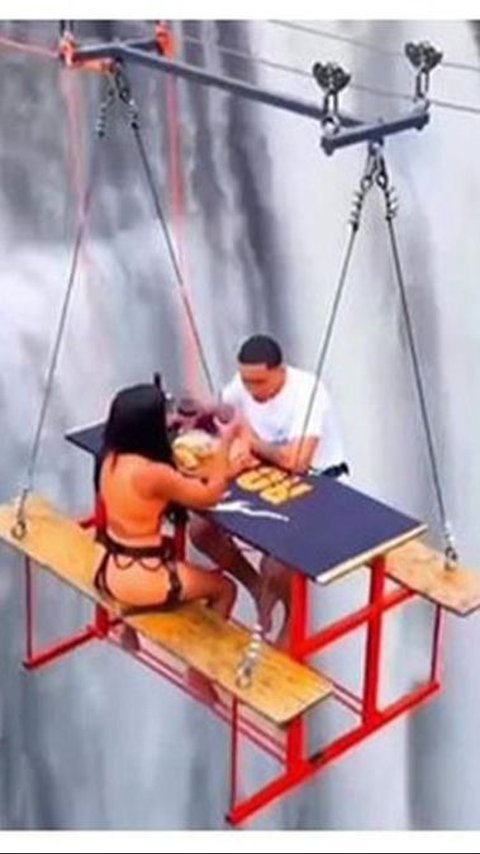 Piknik Ekstrem, Makan Sambil Menggantung di Sisi Air Terjun Setinggi 90 Meter