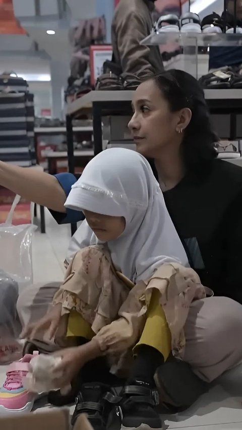 Portrait of Shahnaz Haque who is Very Diligent in Accompanying Orphans to Shop for Eid Clothes