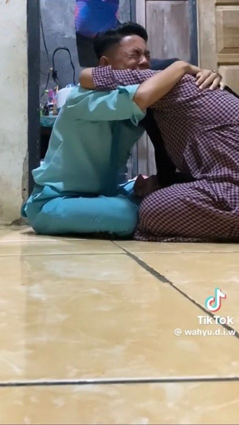 Viral Momen Anak SMA Beri THR untuk Ibunya dari Hasil Jualan Jajanan di Sekolah, Tuai Pujian