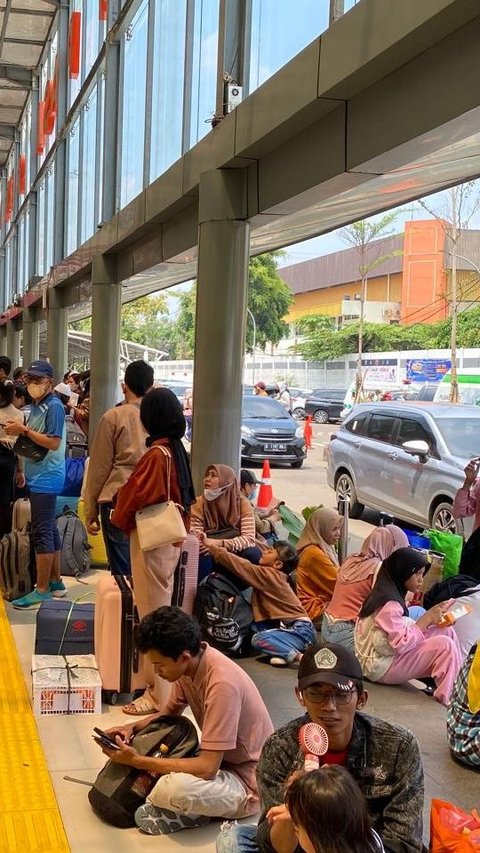 Potret Kepadatan Stasiun Senen di H-3 Lebaran, Banyak Pemudik 'Lesehan' Tunggu Waktu Berangkat