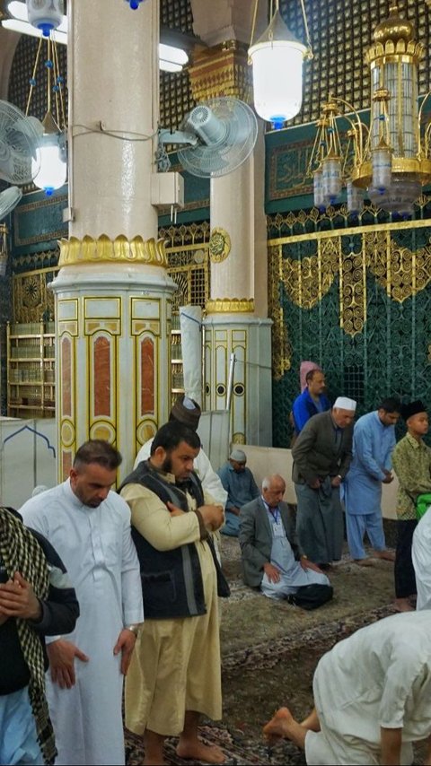 Doa Imam Masjid Nabawi Usai Salat Picu Kontroversi, Begini Isi Doanya