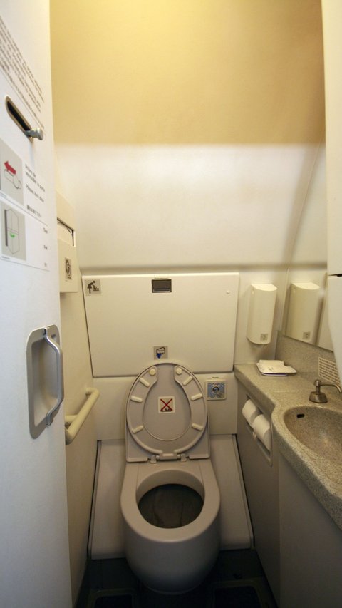 Disgusting! Toilet Waste Spills into Cabin, Pilot Forced to Turn Back to Nearest Airport