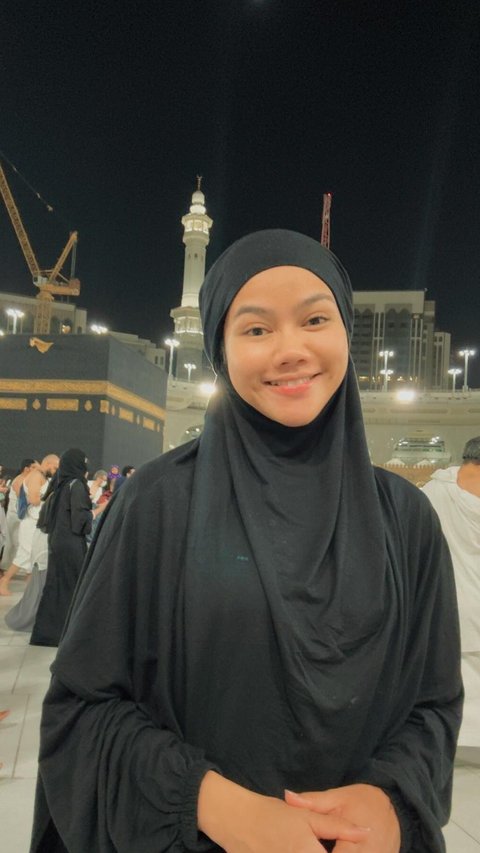 Bikin Pangling, Potret Yura Yunita Cantik Berhijab saat Umrah di Tanah Suci