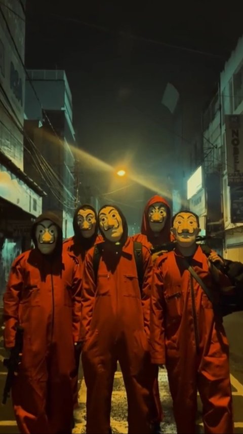 Aksi Para Pemuda Berbagi Makanan saat Sahur Ini Curi Perhatian, Bak Adegan di Serial Money Heist