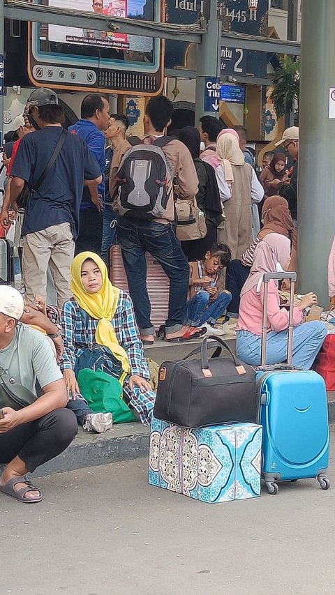 FOTO: Ragam Cara Pemudik di Stasiun Senen 'Bunuh Waktu' Tunggu Giliran Berangkat