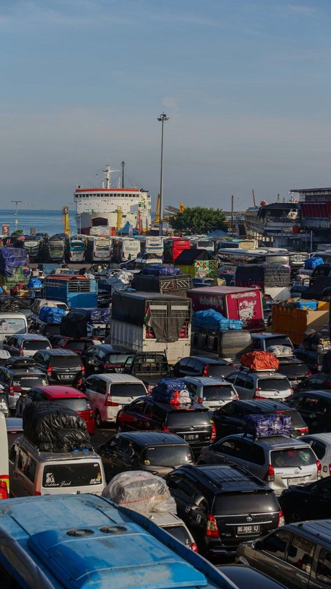 Potret Terkini di Pelabuhan Merak: Cuaca Cerah, Kendaraan Pemudik Masih Mengular Panjang