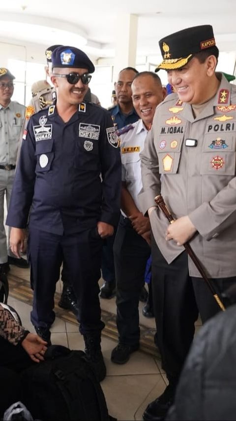 Aksi Jenderal Bintang Dua Cek Arus Mudik di Terminal, Ajak Ngobrol Sopir hingga 'Tos' dengan Anak Kecil