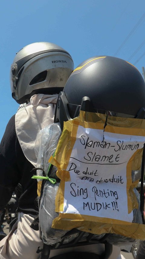 FOTO: Kocak, Tulisan Rindu Pemudik Sepeda Motor Jadi Sorotan di Tengah Arus Mudik Jalur Pantura