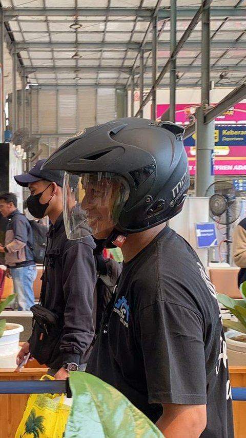 Tingkah Lucu Pemudik Pakai Helm Saat Masuk Kereta hingga Ditegur Dirut KAI, Alasannya Tak Terduga