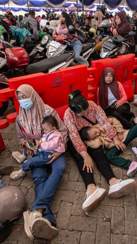 FOTO: Pemudik Ibu-Ibu sampai Anak-Anak Kelelahan saat Berpanas-panasan Mengantre di Pelabuhan Ciwandan