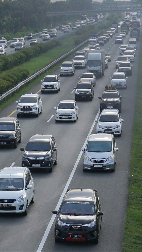 FOTO: Lalu Lintas Mudik di Tol Palikanci ke Jawa Tengah Padat Merayap di H-3 Idulfitri 1445 Hijriah