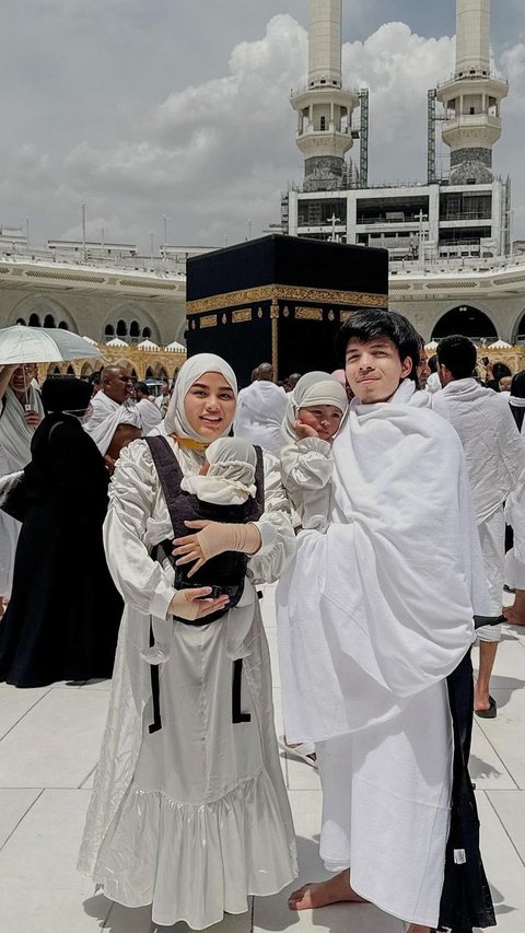 Touching! Atta Halilintar Cries Holding the Kaaba During Umrah Worship