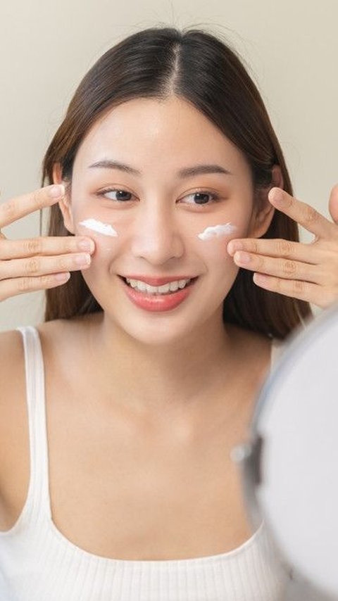 Does Oily Skin Still Need Moisturizer? Here's How to Choose the Right Product
