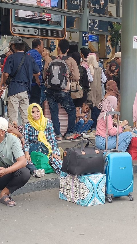 Tinjau Arus Mudik di Statiun Pasar Senen, Jokowi: Rapi dan Tak Ada yang Berdesakan