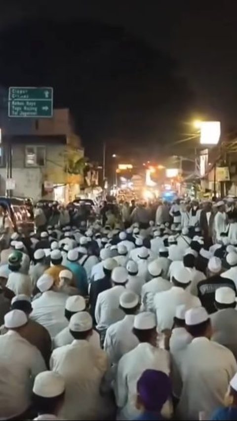 Subhanallah, Jemaah Masjid An-Nur Empang Bogor Membludak Hingga ke Jalan, Netizen 'Enak Banget yang Salat di dalem Alfa Adem'