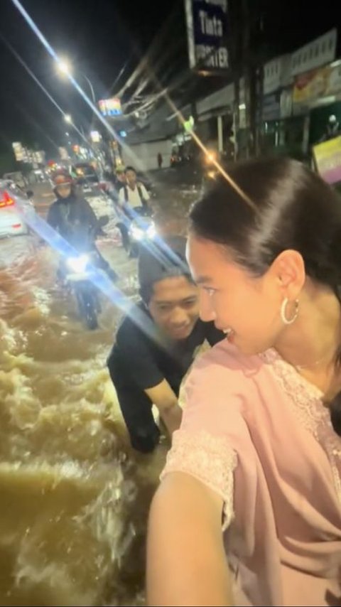 Pemuda Bantu Dorong Motor Cewek Cantik yang Mogok saat Banjir, Ikhlas Tak Minta Duit Tapi Ada 'Modusnya'