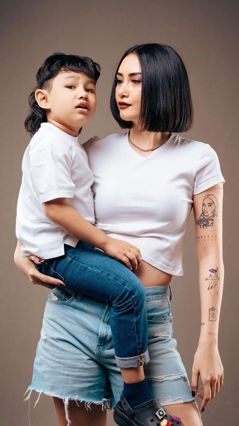 See the 'Slay Mama' Pose by Beby Leonardo and His Only Child
