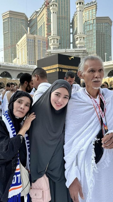 10 Potret Artis Dangdut Indonesia saat Umrah, Ada Wika Salim & Zaskia Gotik yang Penampilannya Bikin Pangling