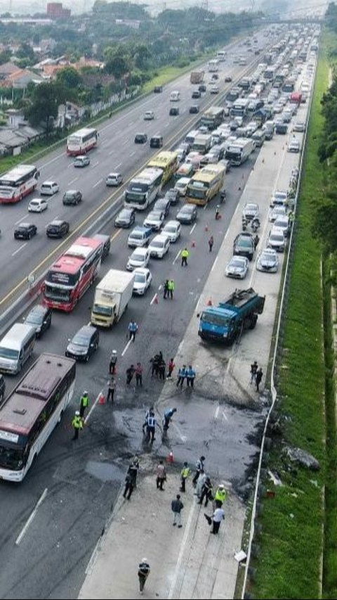 FOTO: Kecelakaan Maut di Tol Jakarta-Cikampek Km 58 Sebabkan Lalu Lintas Macet Mengular