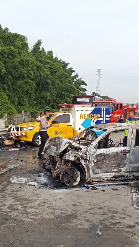 Video Detik-Detik Kecelakaan Beruntun di KM 58 Tol Cikampek, Mobil Langsung Terbakar Hebat, 12 Korban Tewas
