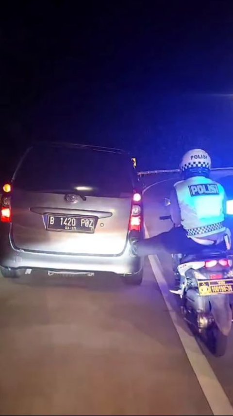 Viral Video of Subang Satlantas Officer Pushing the Avanza of a Stranded Traveler Using His Feet, His Strength is Astonishing