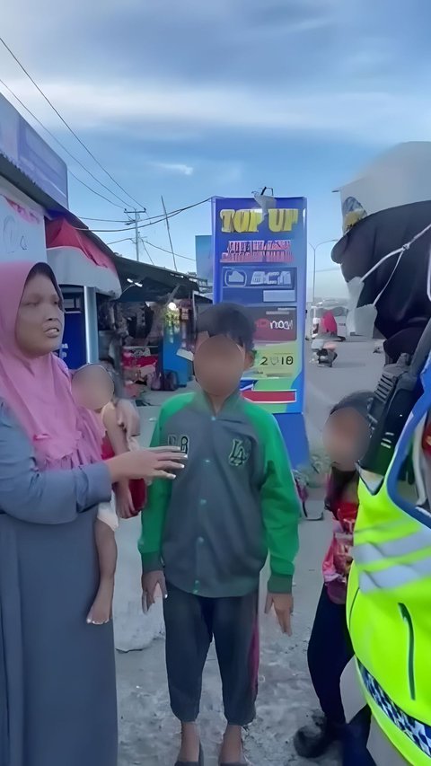 Viral Female Police Officer Helps Mother and Four Children 'Going Home' from Palembang to Surabaya after Being Expelled by Mother-in-Law, Claiming to Run Out of Money in Merak