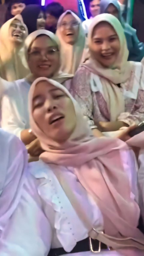 Daringly Riding the Kora-Kora with Bestie at the Night Market, This Girl Faints and is Carried to the Emergency Room, Netizens: Her Friends Automatically Feel Guilty