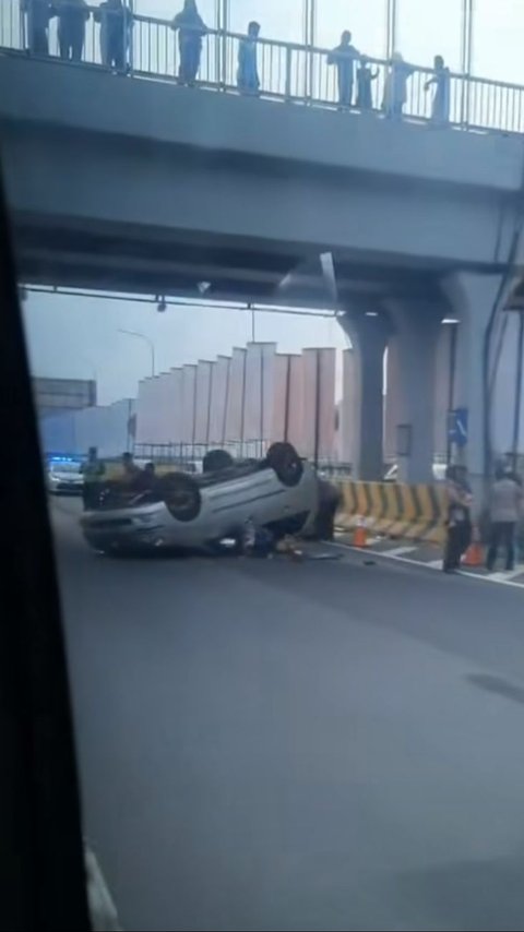 Kecelakaan di Tol Jakarta-Cikampek, Satu Mobil Terbalik di KM 57