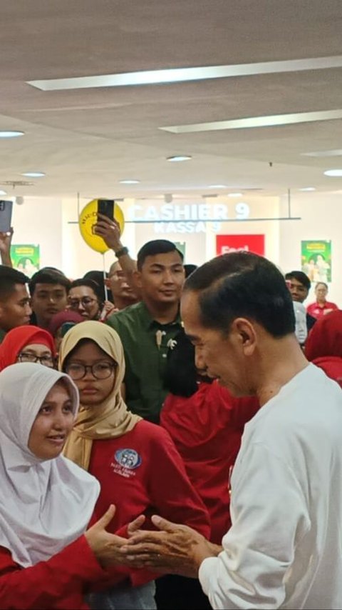 Jelang Lebaran, Jokowi Ajak Puluhan Anak Yatim Belanja Baju di Plaza Atrium