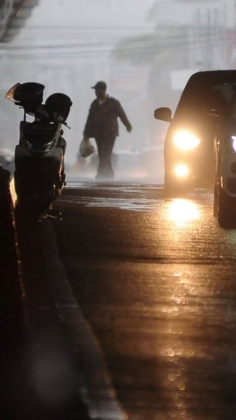 FOTO: Hujan Deras dan Angin Kencang Hambat Aktivitas Warga Jakarta