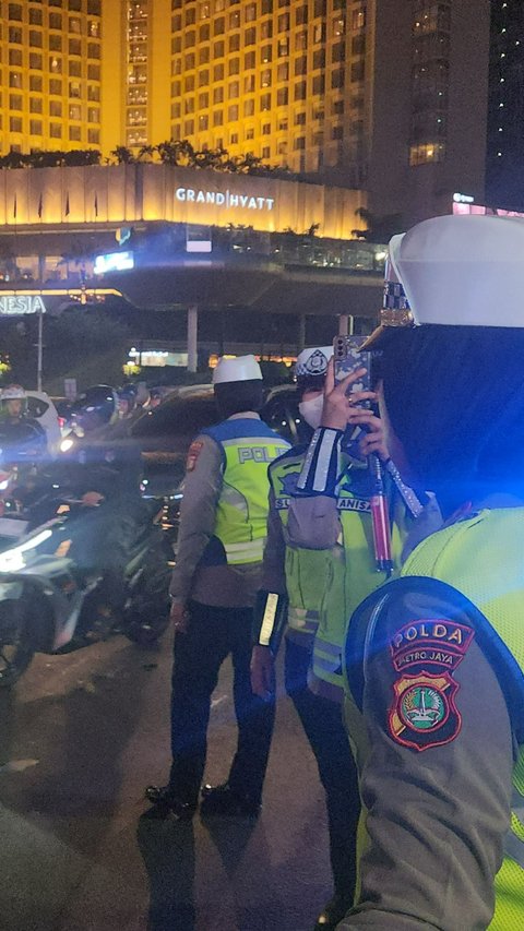 Malam Takbiran Lalu Lintas Bundaran HI Padat, Polisi Tegur Pemotor Tak Pakai Helm