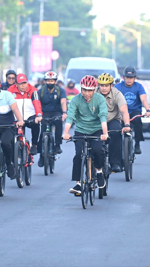 Jokowi Gowes Sepeda Bambu Saat Olahraga Pagi di Mataram