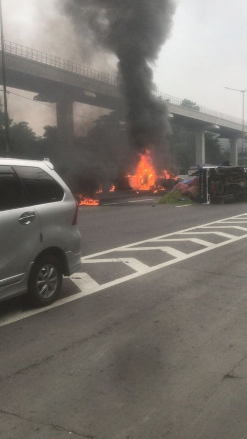 Kronologi Kecelakaan di Tol Japek KM 06, Avanza Terbakar Usai Dihantam Mobil Pikap