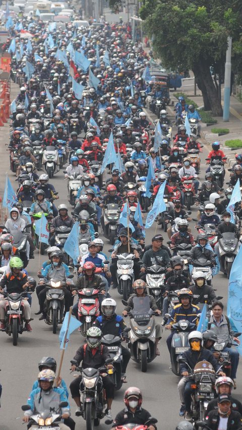 FOTO: Aksi Ratusan Buruh Konvoi Naik Motor Menuju Istana, Bawa Tuntutan Ini