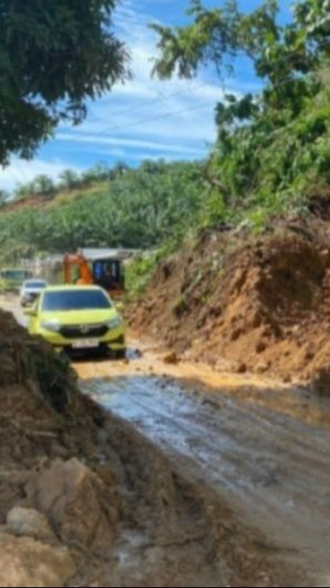 Tanah Longsor di Mamuju Tengah Tutup Jalan Trans Sulawesi