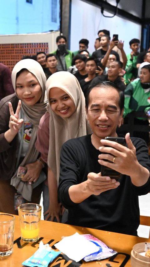 Momen Jokowi Kepedasan Saat Makan Mie Gacoan di NTB