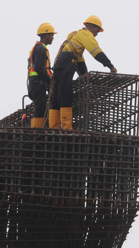 FOTO: Hari Buruh Sedunia, Pekerja Tetap Sibuk Garap Proyek LRT Velodrome-Manggarai