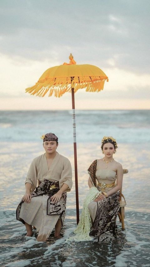 Kompak Bak Bangsawan Bali, Berikut Ini 8 Potret Prewedding Rizky Febian dan Mahalini di Tepi Pantai