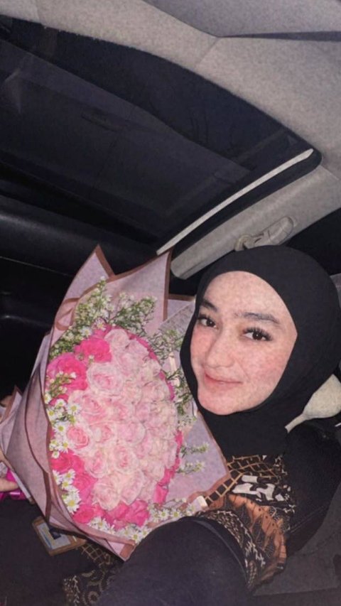Santyka Fauziah's Portrait as Sule's Girlfriend at the Pre-Marriage Religious Gathering of Rizky Febian, Asked for Blessings as if Already a Mother
